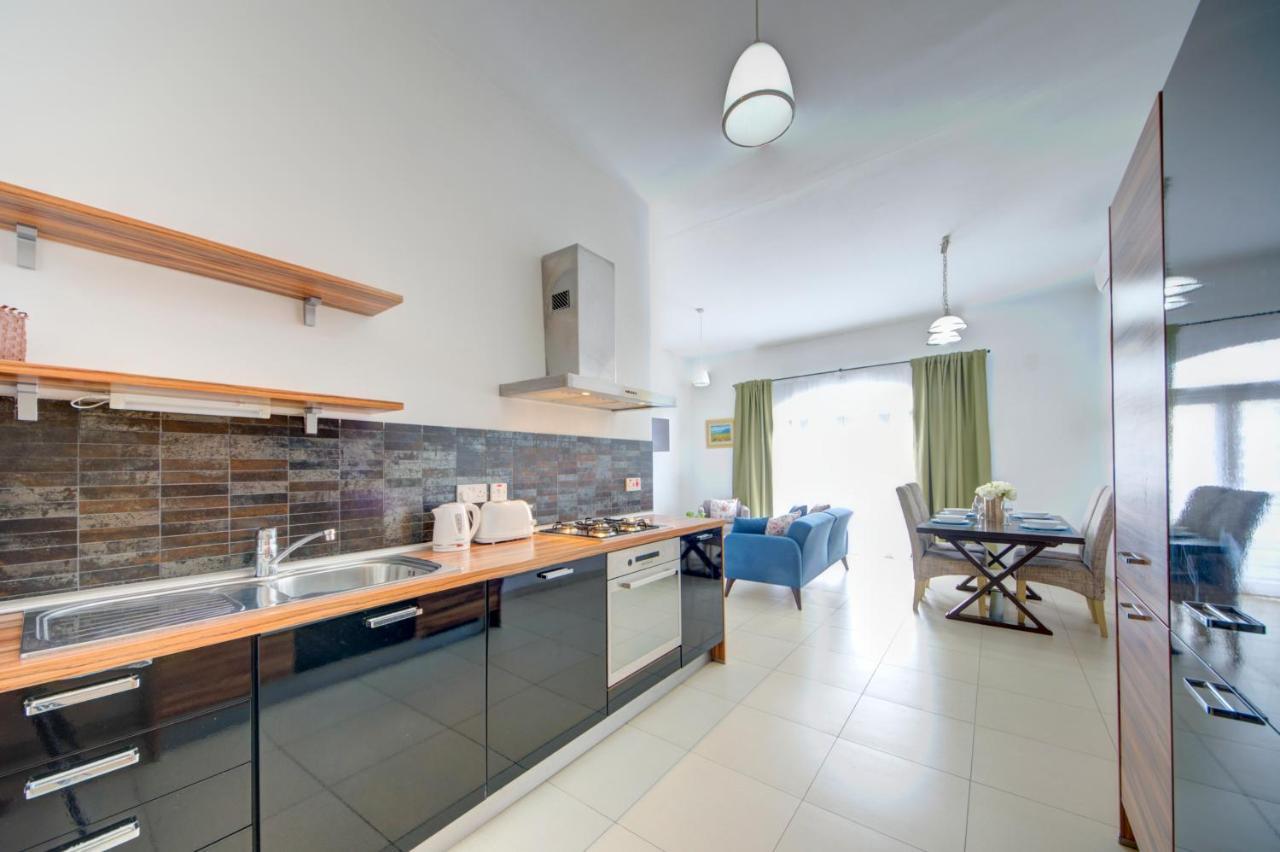 St Julians 2 Bedroom Apartment With Commanding Seaviews By Shortletsmalta San Giuliano Esterno foto